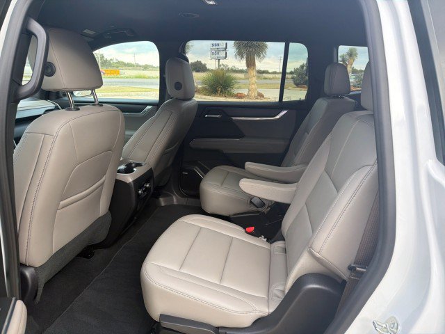 Used 2026 GMC Acadia Elevation w/ Elevation Premium Package FWD image 9