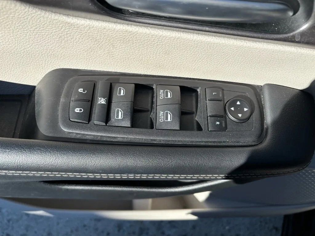 Used 2024 Chrysler Pacifica Touring-L image 18