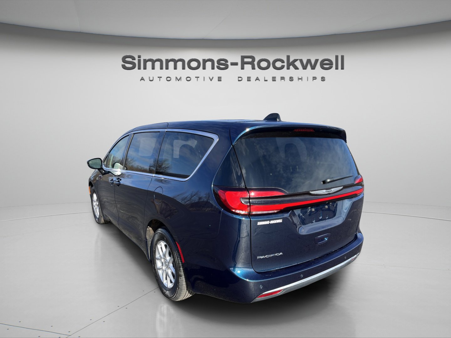 Used 2024 Chrysler Pacifica Touring-L image 5