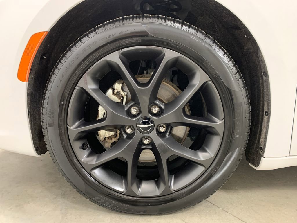 Used 2023 Chrysler Pacifica Touring-L FWD image 2