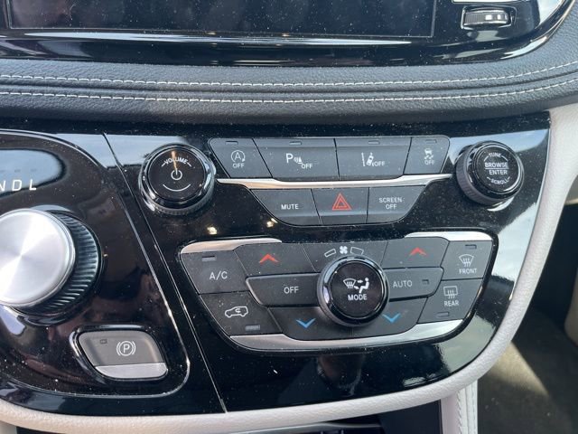 Used 2023 Chrysler Pacifica Limited image 19