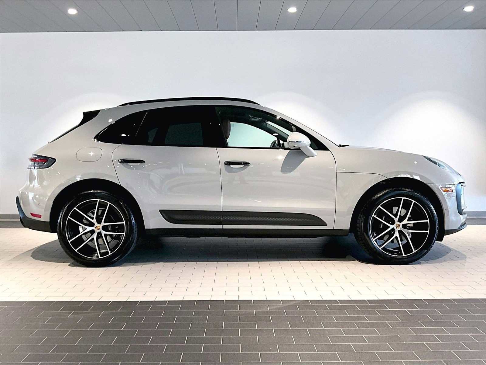 Used 2025 Porsche Macan image 11