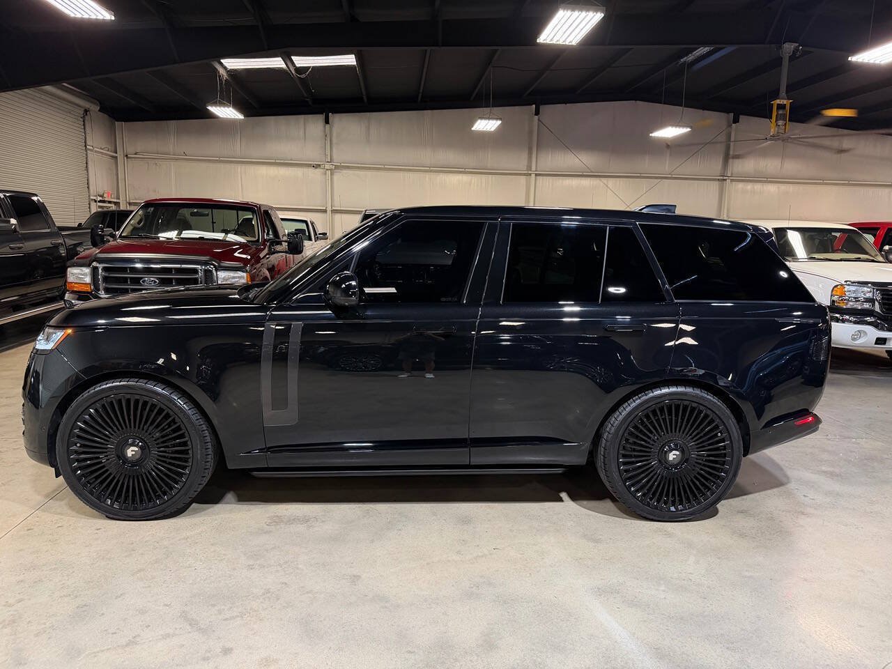 Used 2023 Land Rover Range Rover SE AWD/4WD image 2