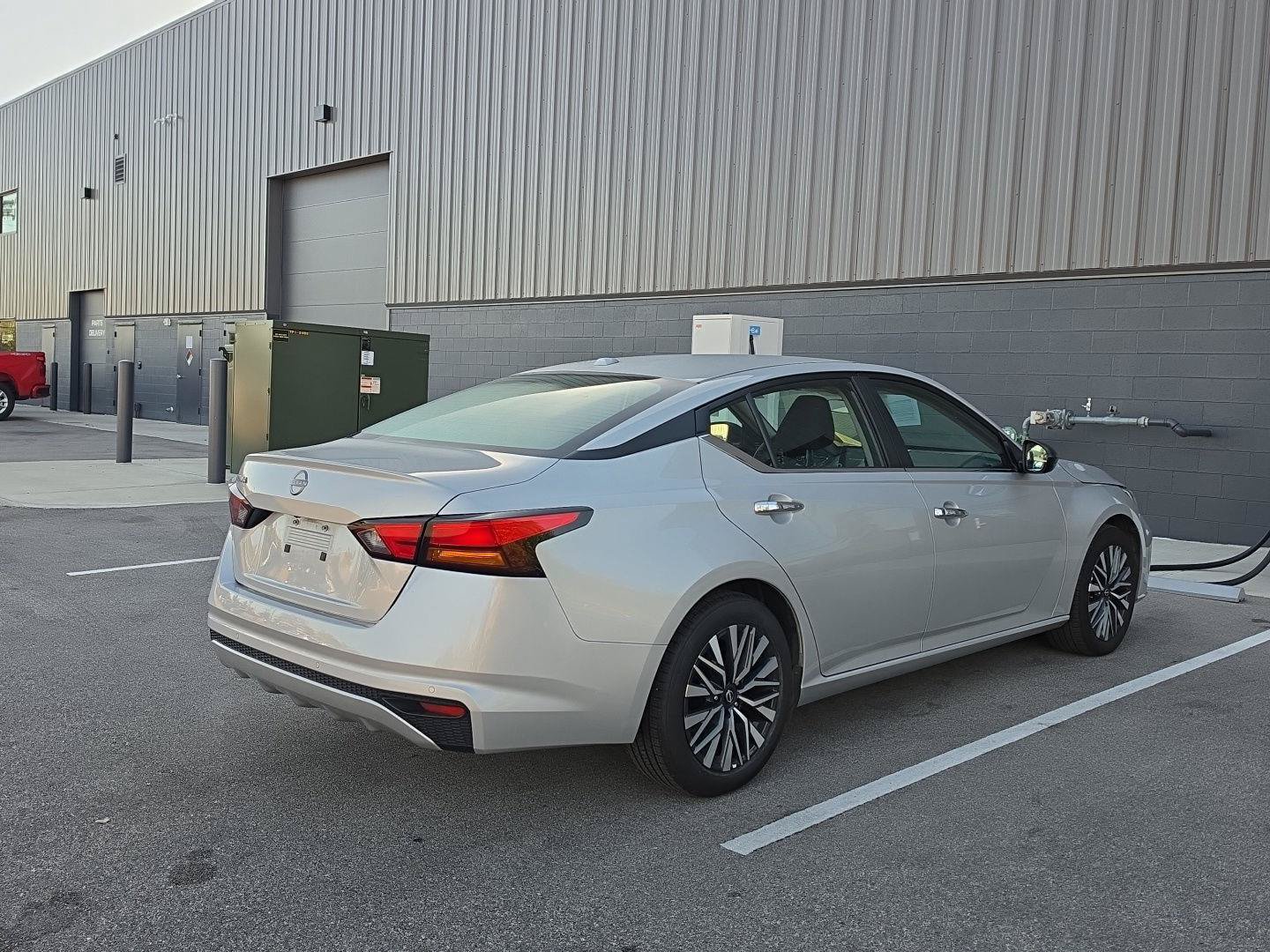 Used 2025 Nissan Altima 2.5 SV FWD image 3