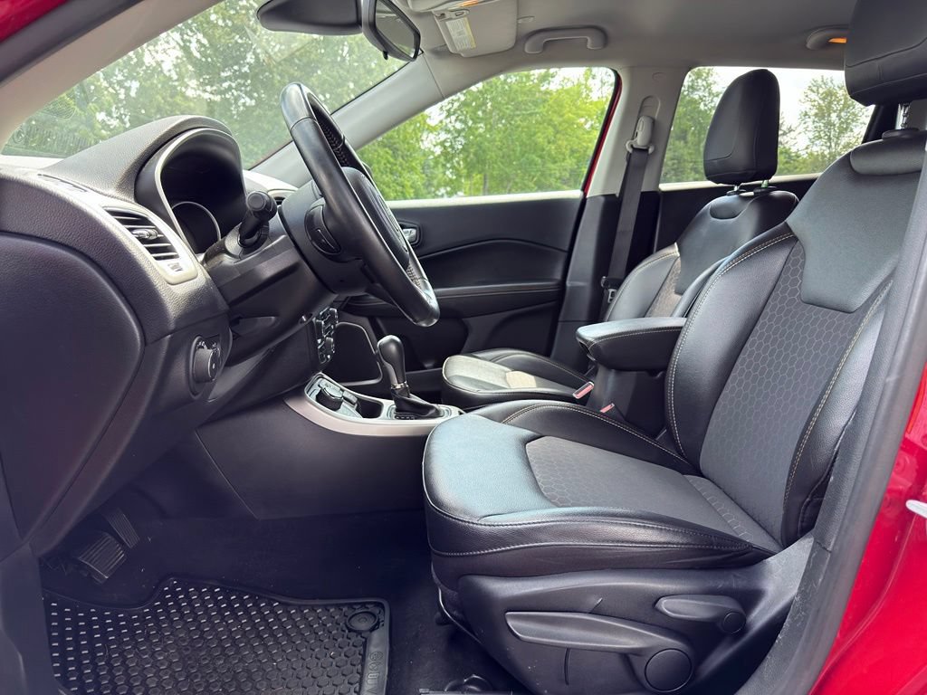 Used 2020 Jeep Compass Latitude w/ Cold Weather Group AWD/4WD image 2