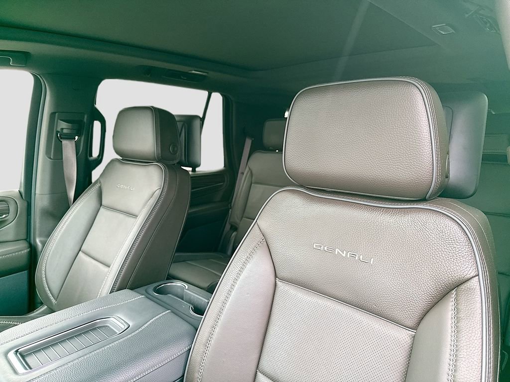 Used 2024 GMC Yukon Denali w/ Denali Reserve Package image 13