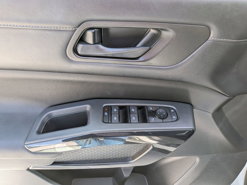 Used 2024 Nissan Pathfinder SV image 11