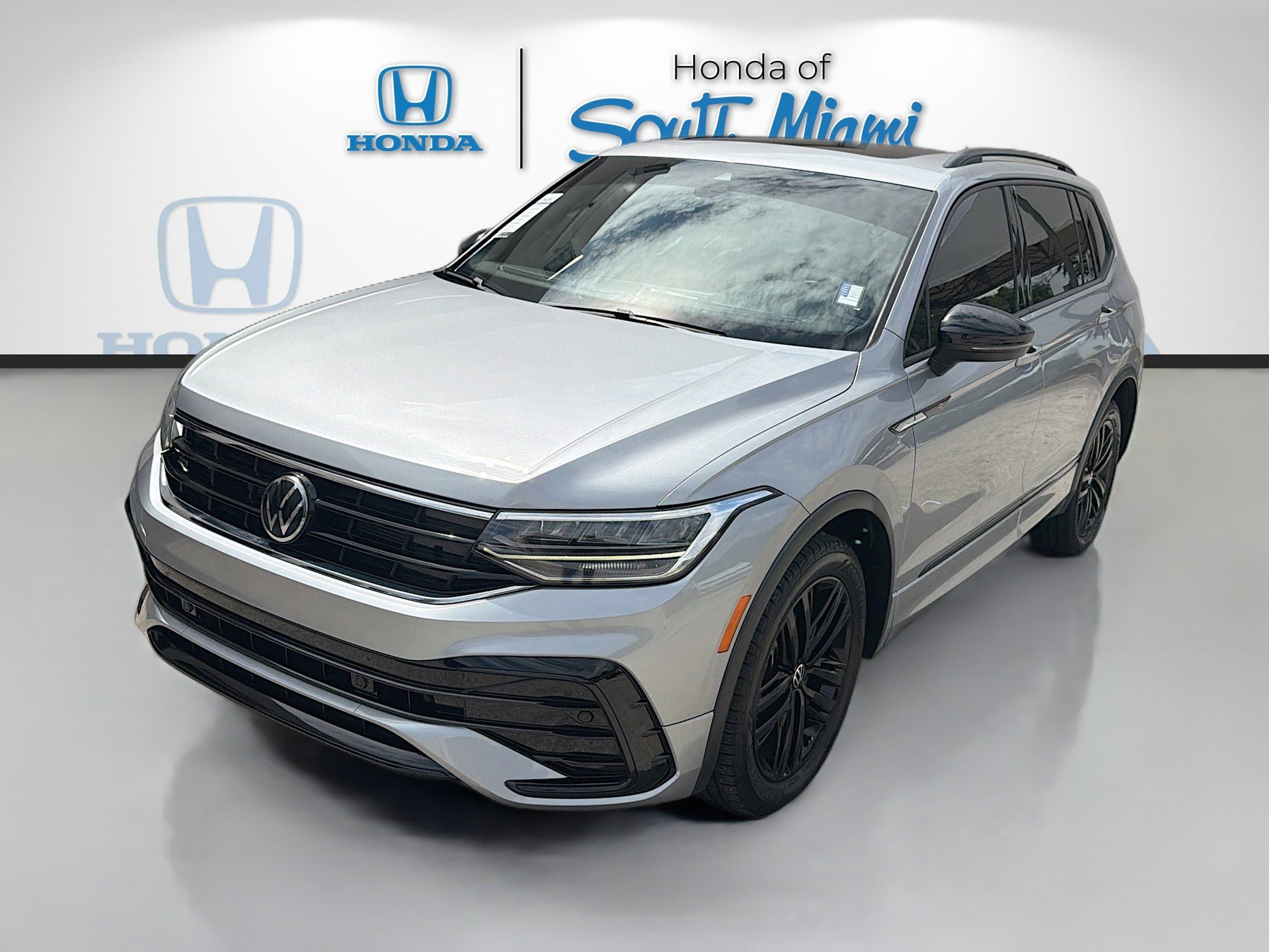 Used 2022 Volkswagen Tiguan SE R-Line FWD image 3