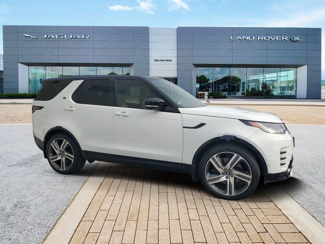 Used 2024 Land Rover Discovery Dynamic SE AWD/4WD image 3