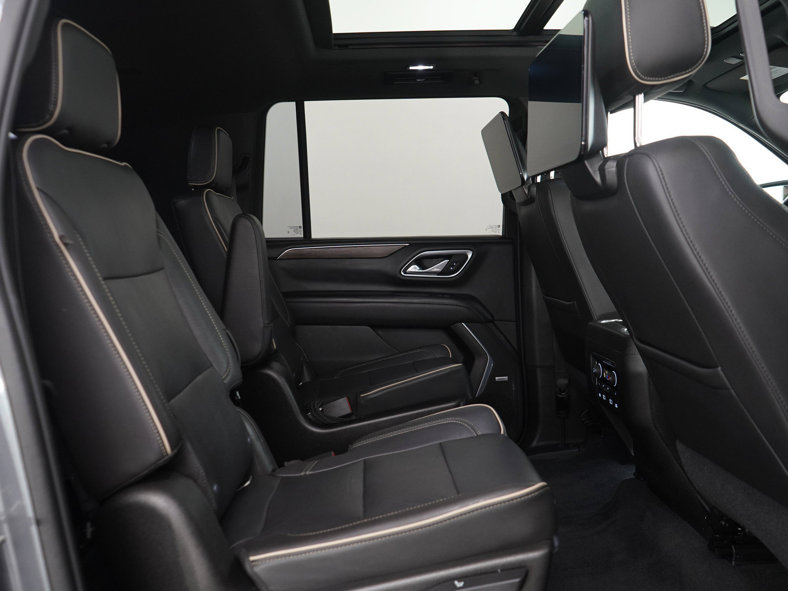 Used 2021 Chevrolet Suburban Premier w/ Premium Package AWD/4WD image 12