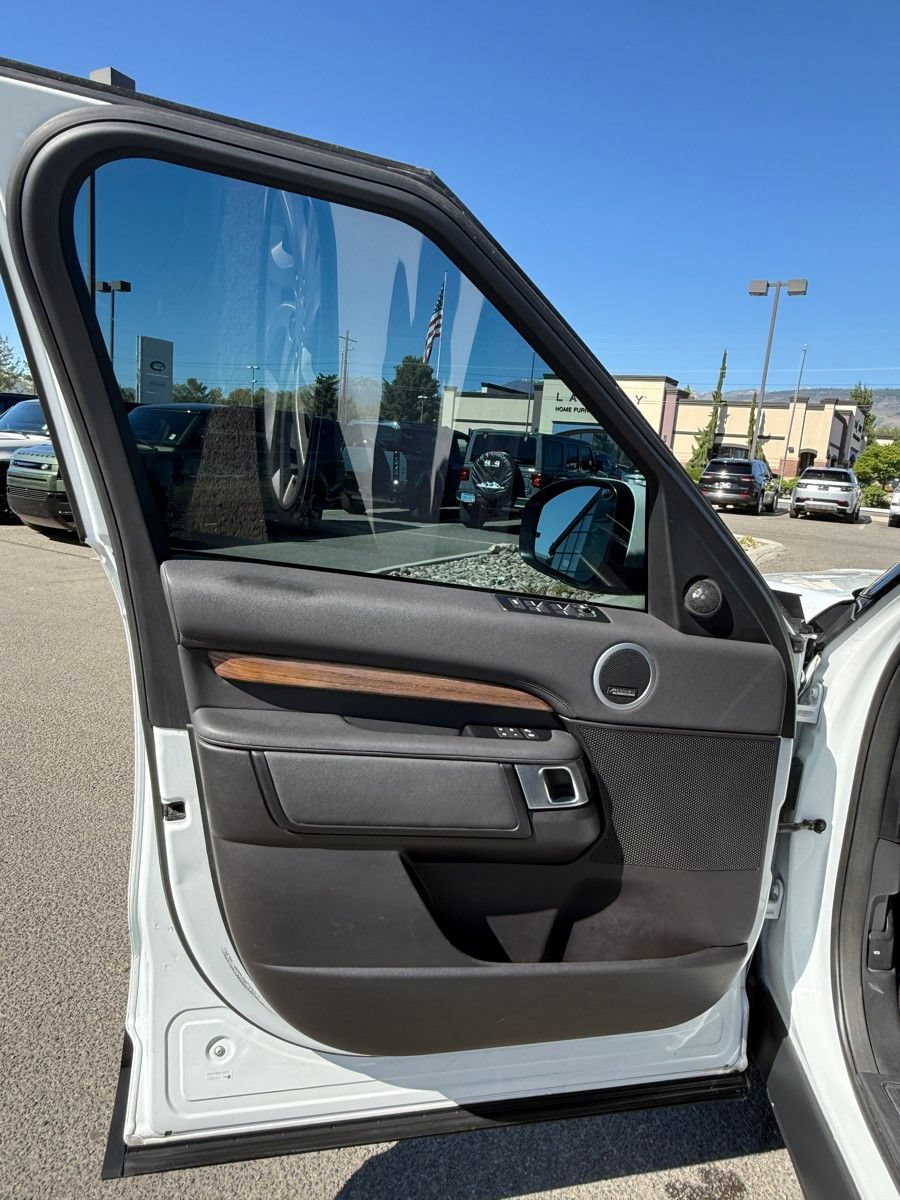 Used 2017 Land Rover Discovery HSE AWD/4WD image 16