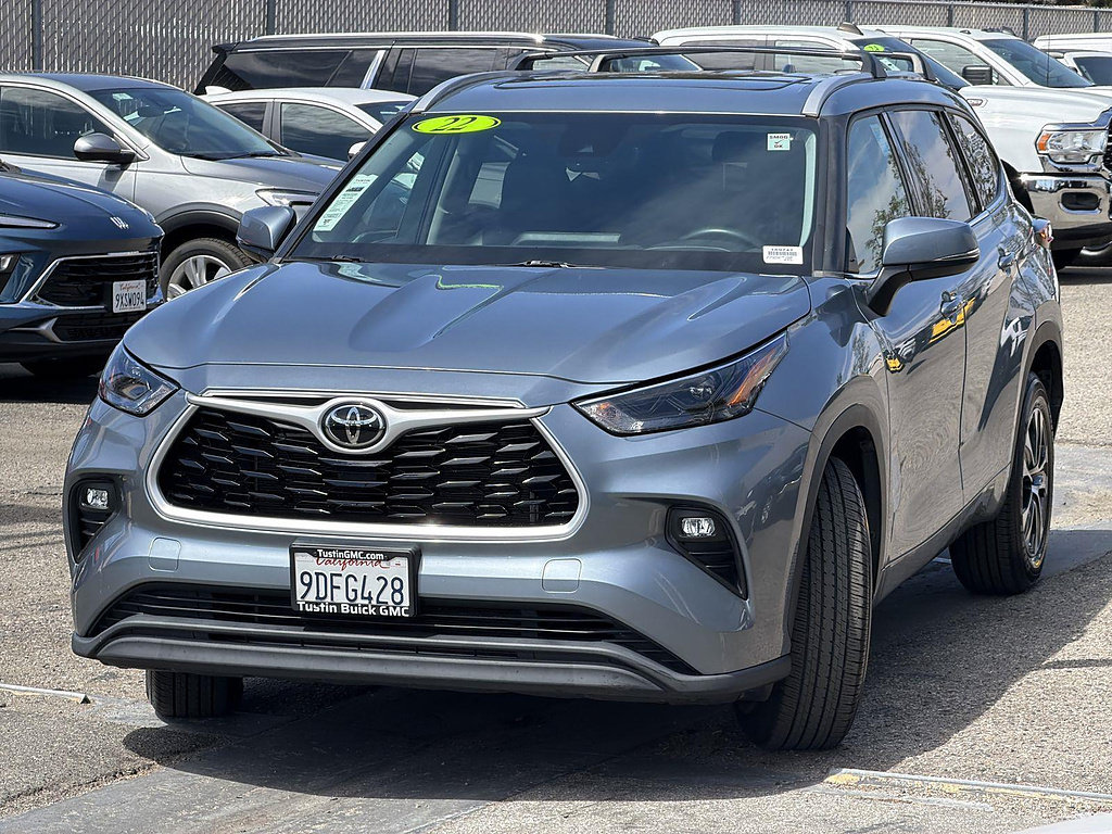 Used 2022 Toyota Highlander XLE FWD image 3