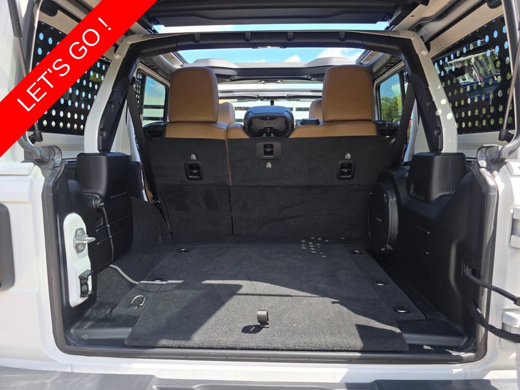 Used 2022 Jeep Wrangler Unlimited Sahara AWD/4WD image 19