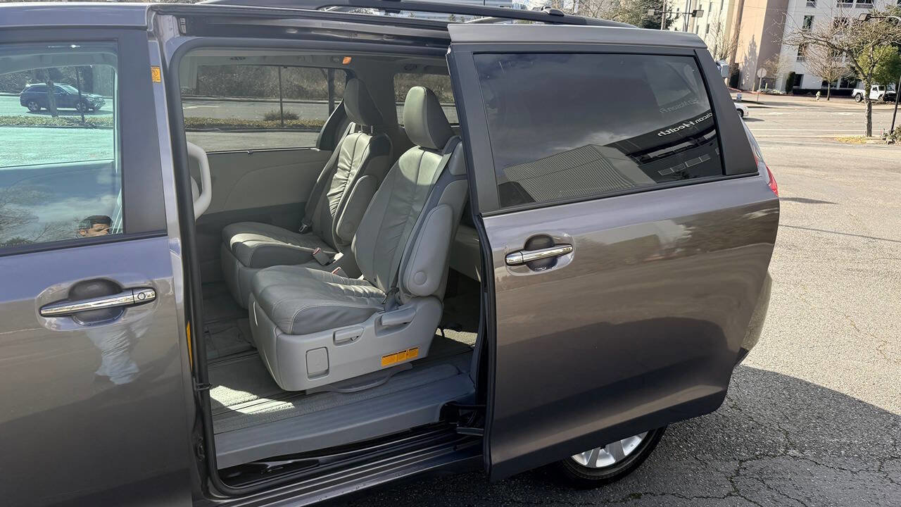 Used 2012 Toyota Sienna Limited w/ Premium Pkg image 16