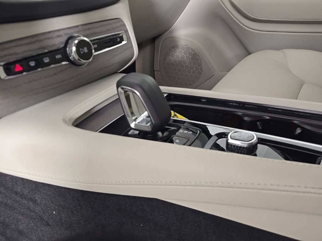 Certified 2024 Volvo XC90 T8 Plus AWD/4WD image 24