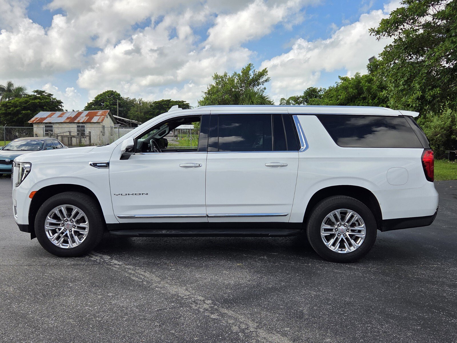 Certified 2021 GMC Yukon XL SLT w/ SLT Premium Package AWD/4WD image 2