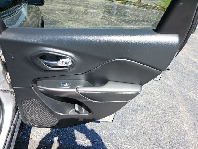 Used 2019 Jeep Cherokee Limited image 17