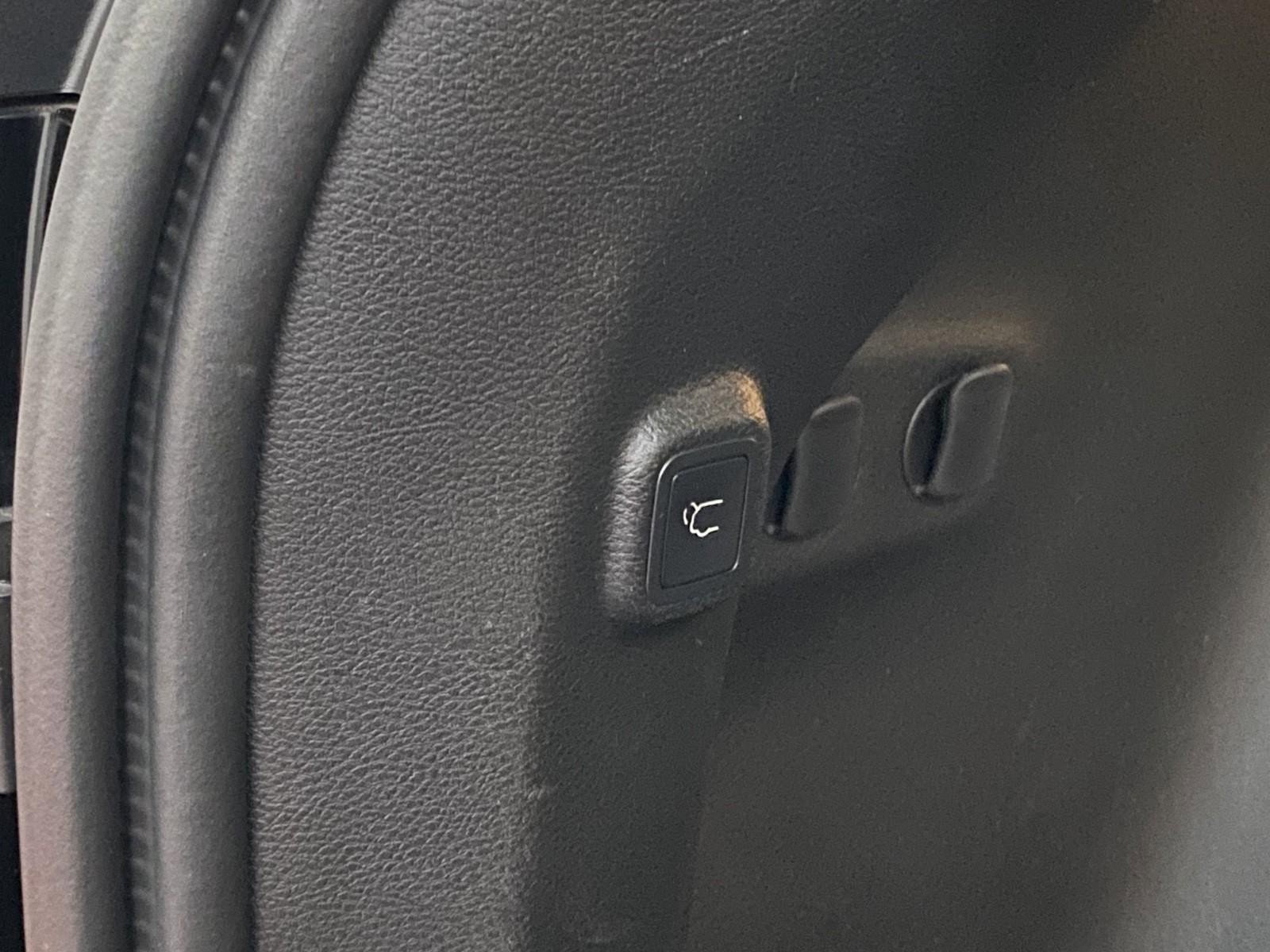 Used 2019 Jeep Cherokee Limited image 16