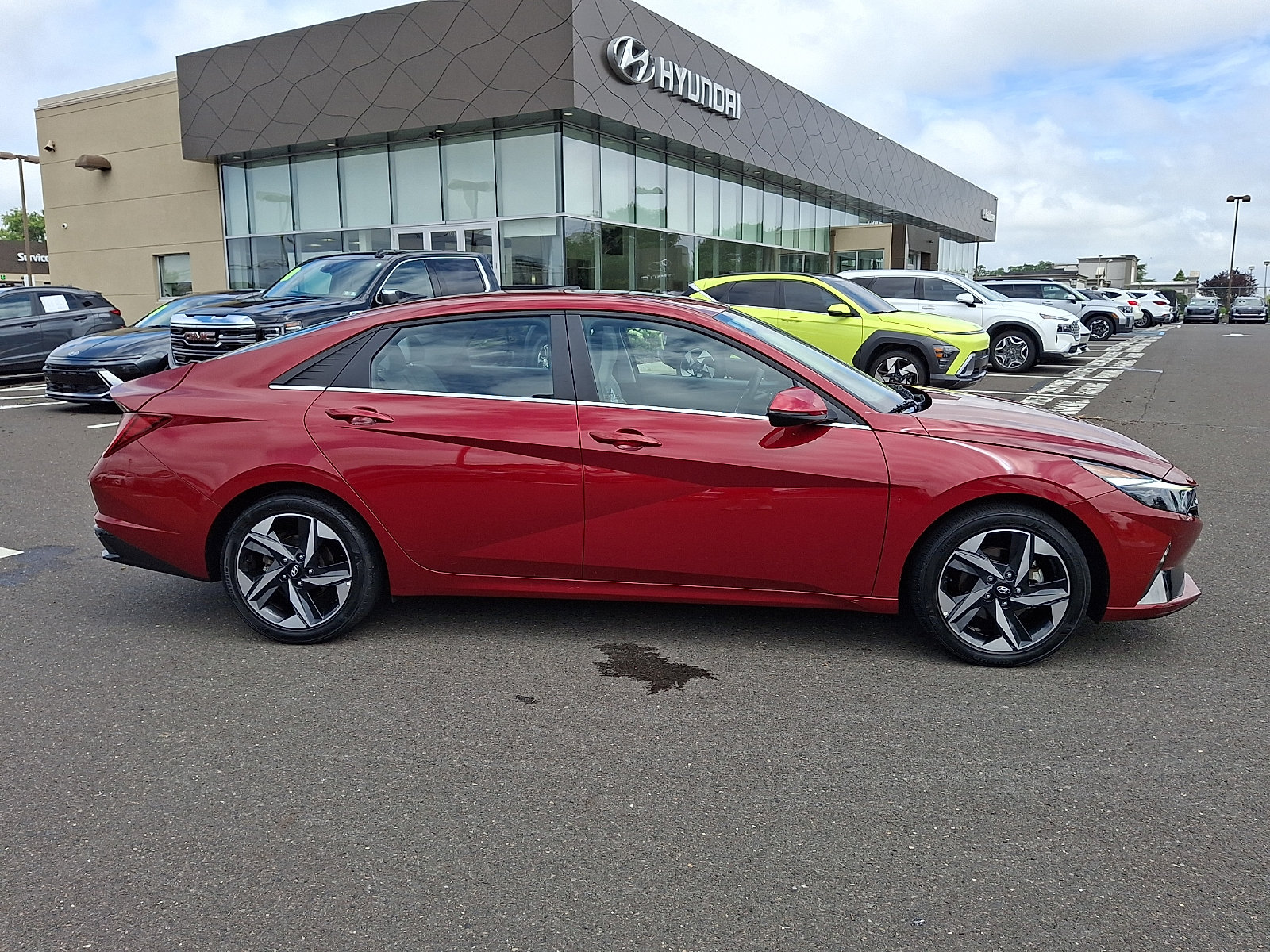 Certified 2023 Hyundai Elantra Limited w/ Preferred Accessory Package FWD image 6