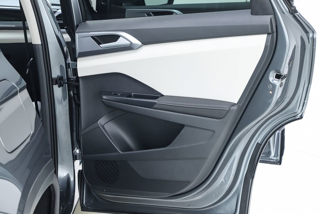 New 2025 Volkswagen Taos SEL image 31