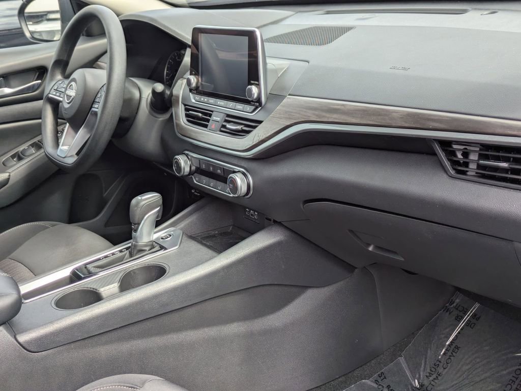 Used 2025 Nissan Altima 2.5 SV FWD image 30