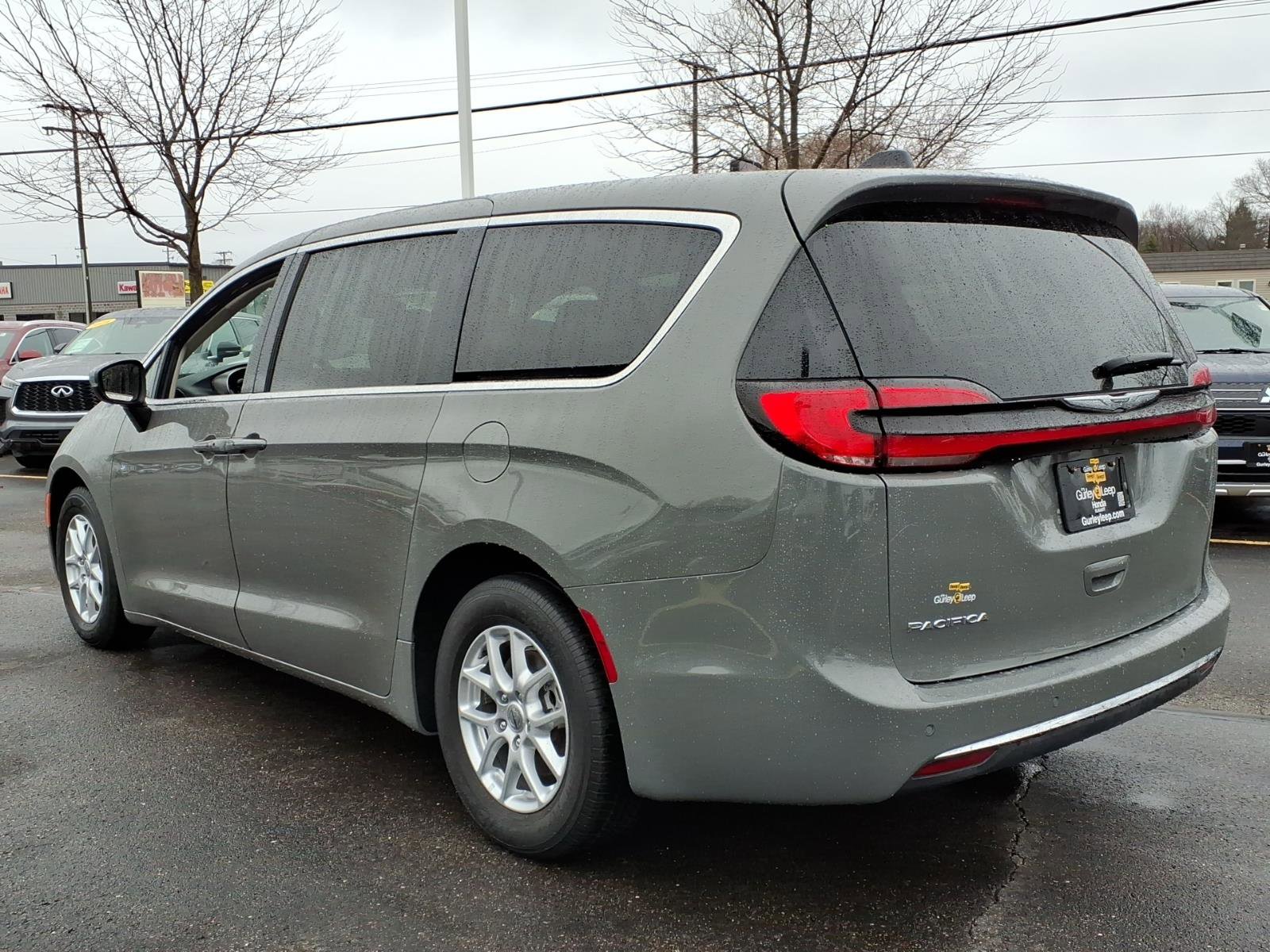 Used 2023 Chrysler Pacifica Touring-L image 8