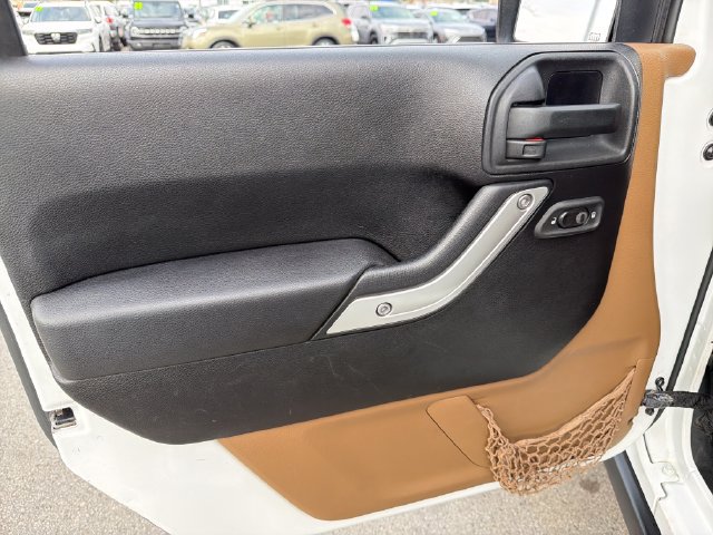 Used 2014 Jeep Wrangler Unlimited Rubicon w/ Connectivity Group AWD/4WD image 16