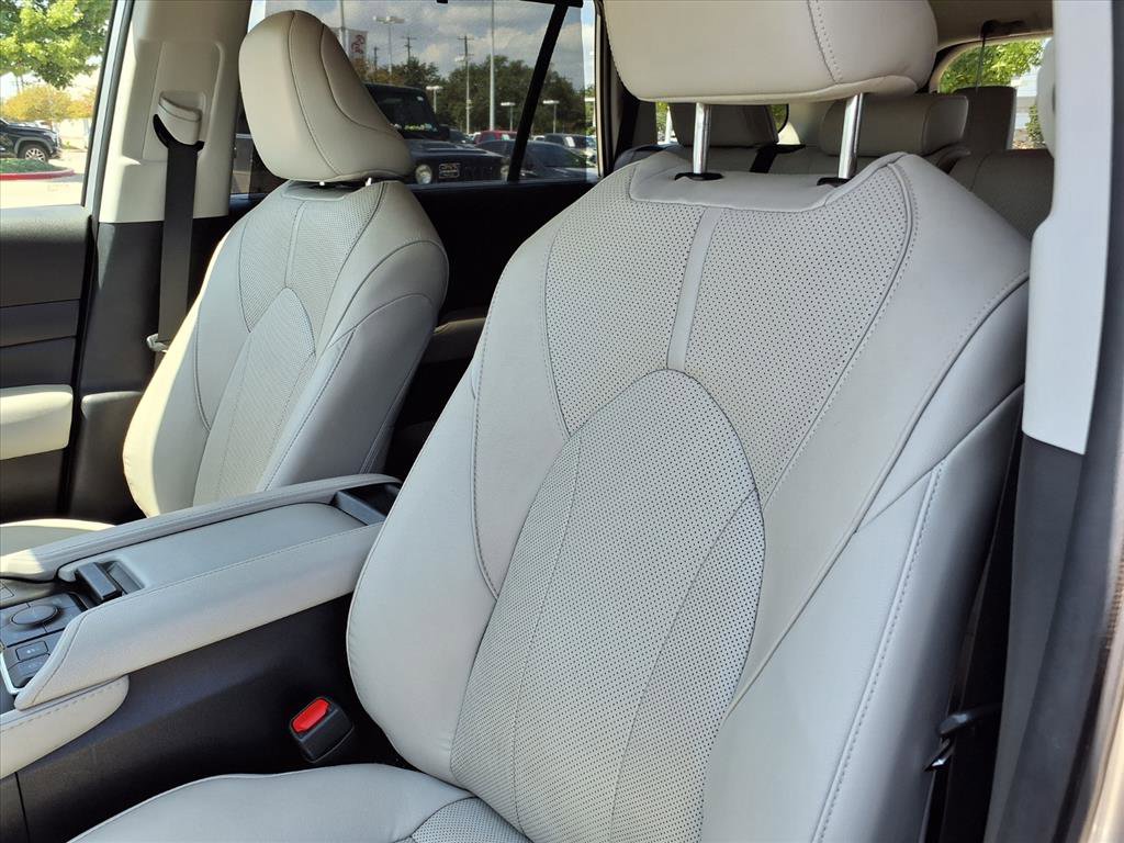 Used 2024 Toyota Grand Highlander Limited image 16