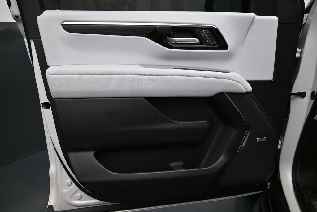 Used 2025 Chevrolet Tahoe Premier AWD/4WD image 10