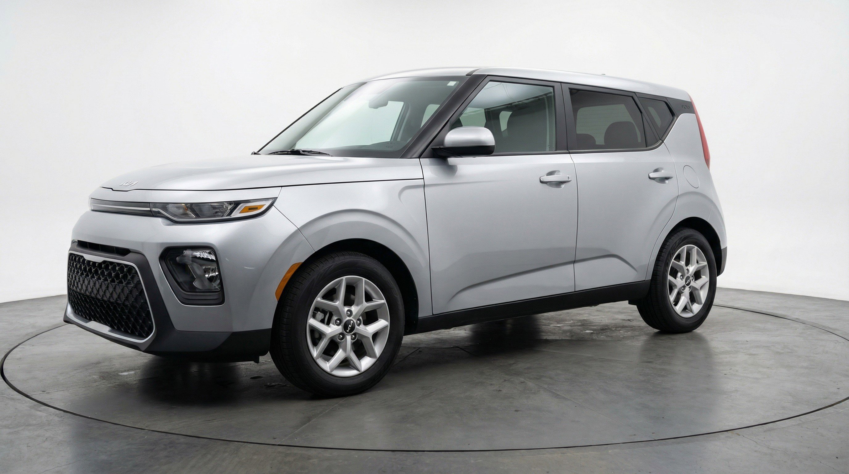 Used 2025 Kia Soul LX w/ LX Technology Package FWD image 3