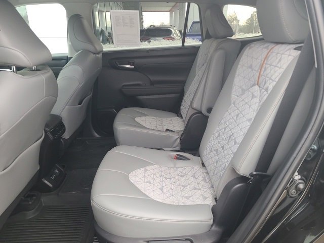 Used 2023 Toyota Highlander Bronze Edition image 14