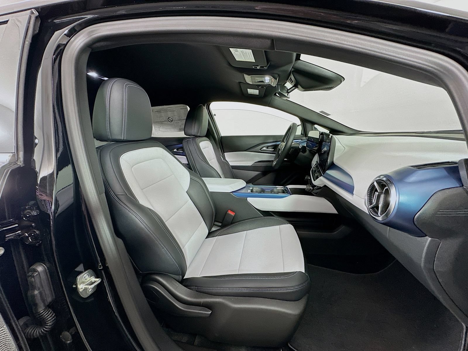 New 2026 Chevrolet Equinox EV LT AWD/4WD image 28