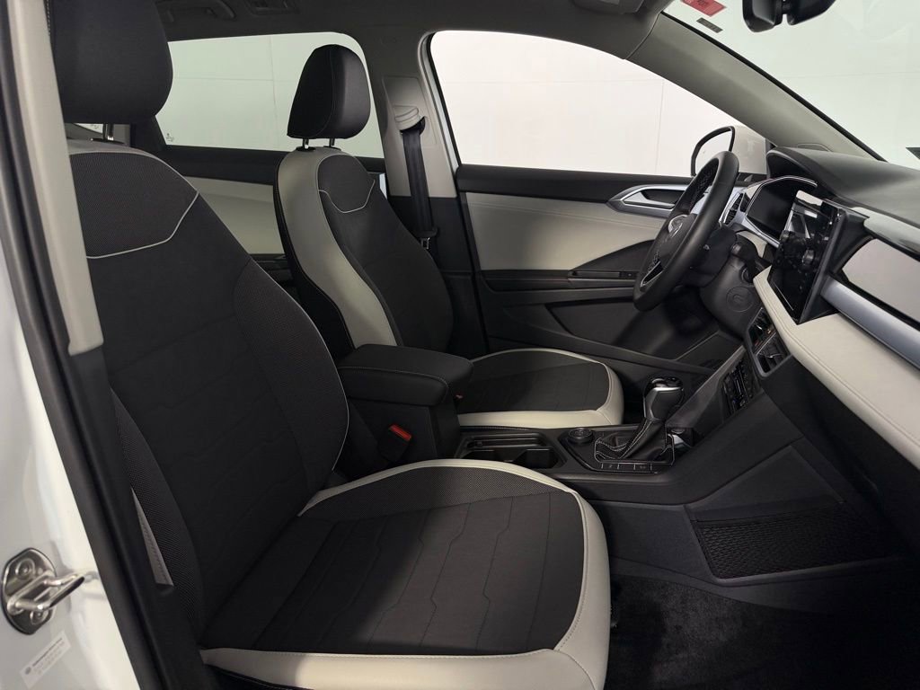 Used 2025 Volkswagen Taos SE w/ Panoramic Sunroof Package AWD/4WD image 31