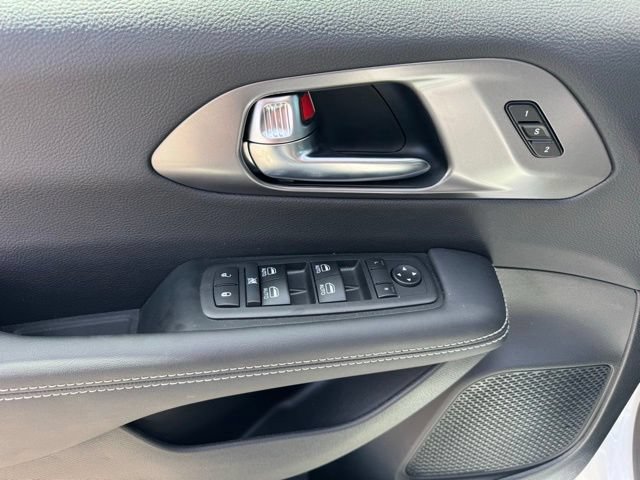 New 2026 Chrysler Pacifica Select FWD image 13