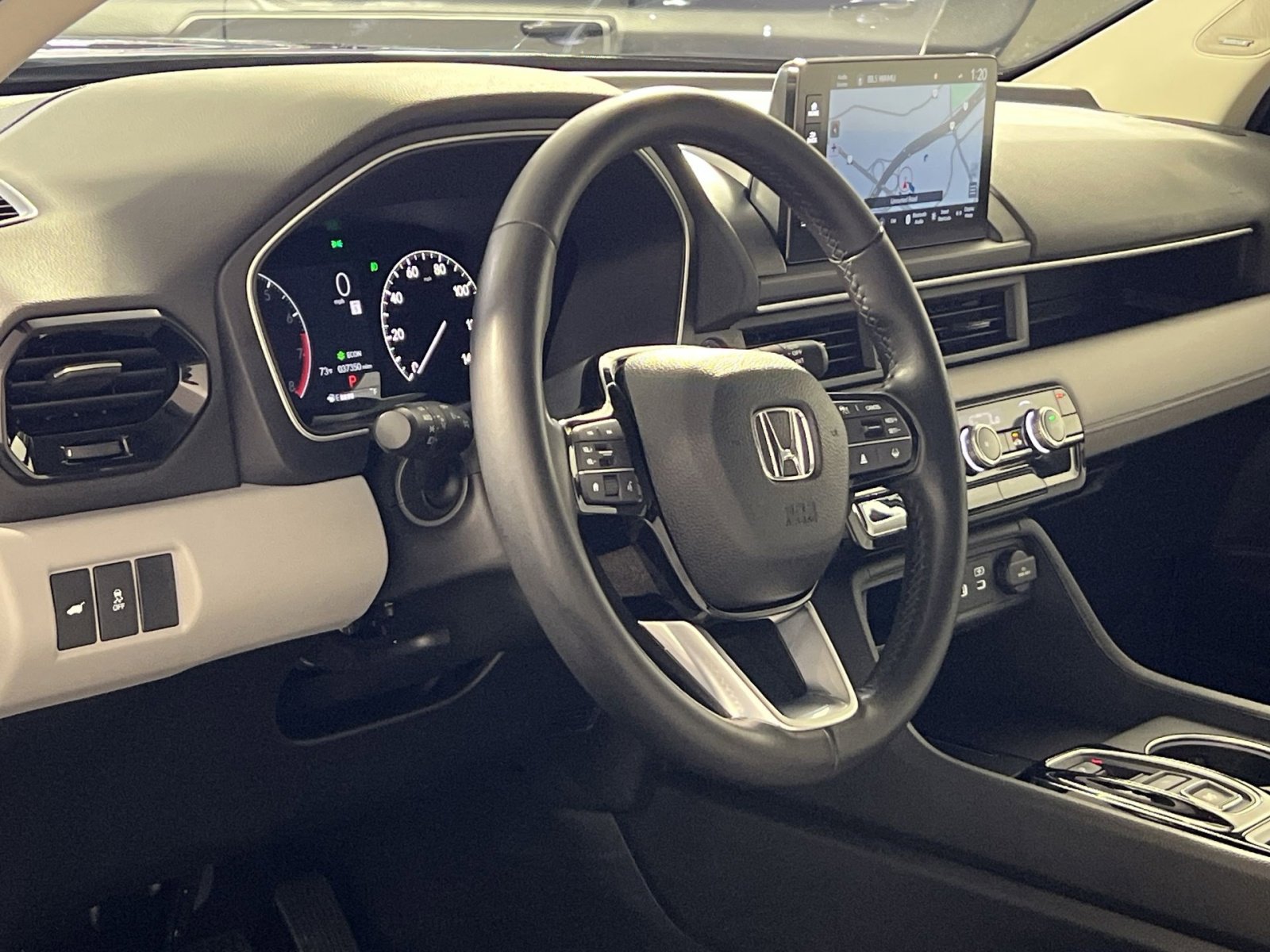 Used 2025 Honda Pilot Touring image 17