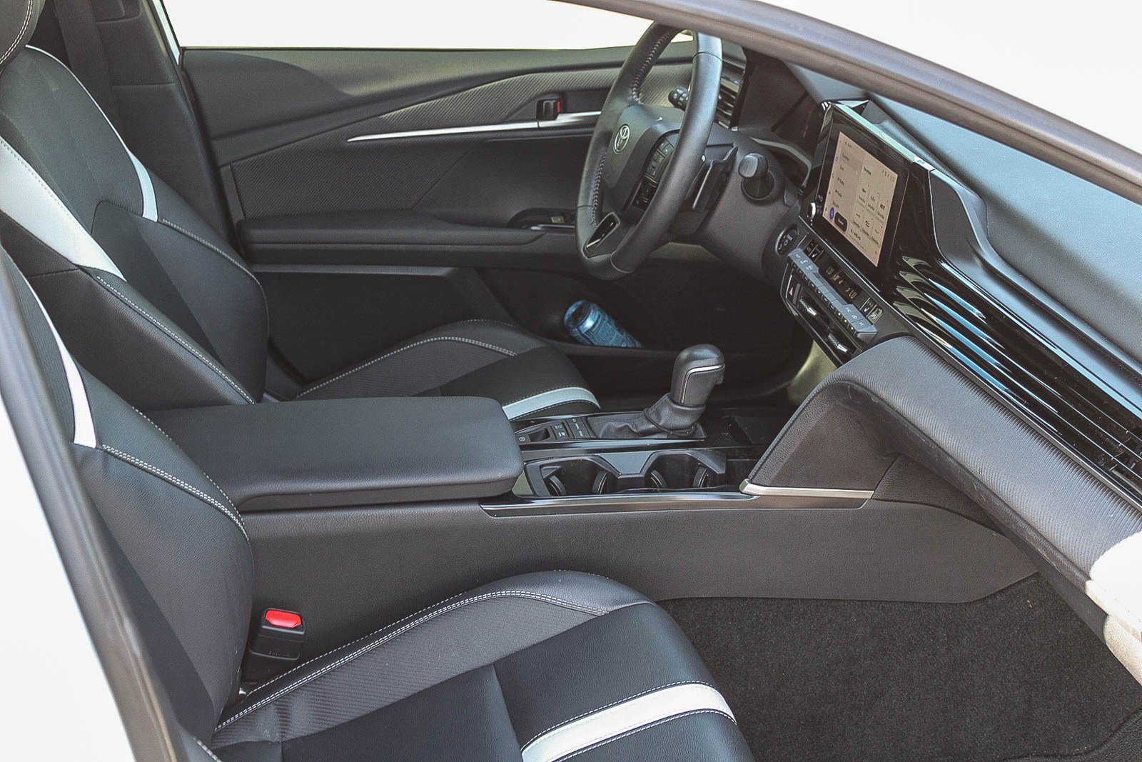 Used 2025 Toyota Camry SE w/ Convenience Package FWD image 19