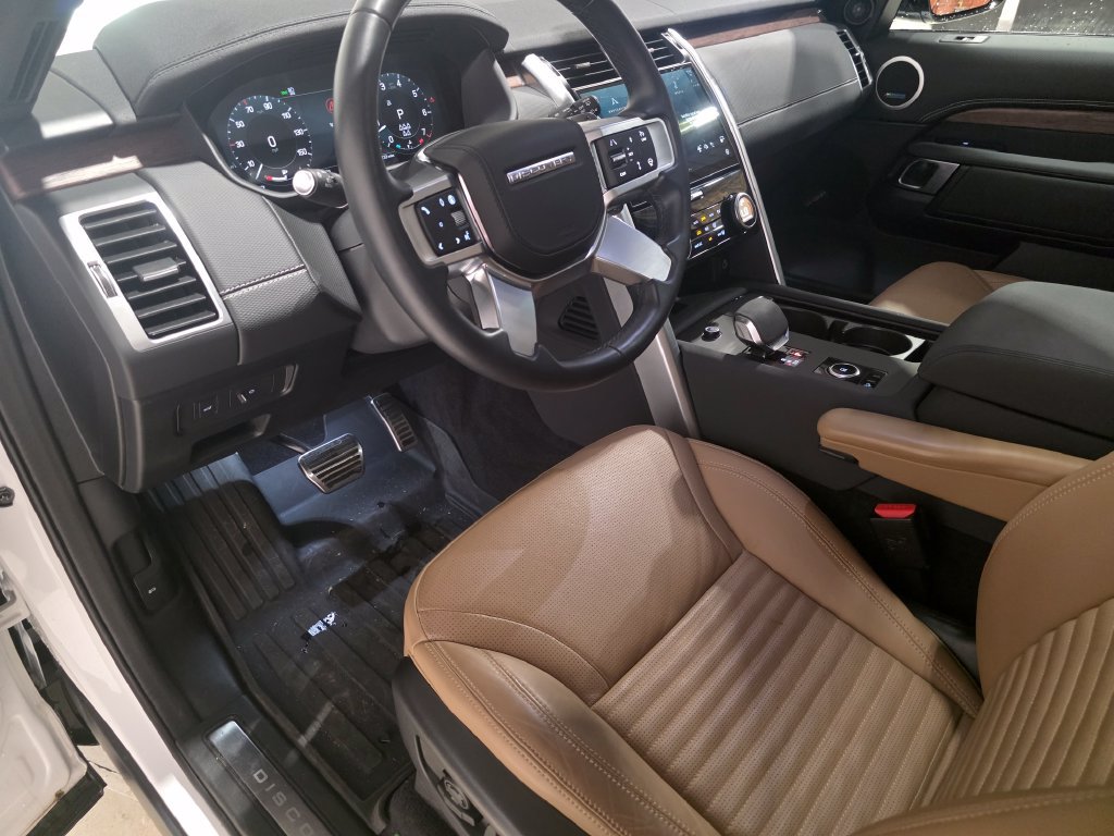 Certified 2025 Land Rover Discovery Dynamic SE AWD/4WD image 16