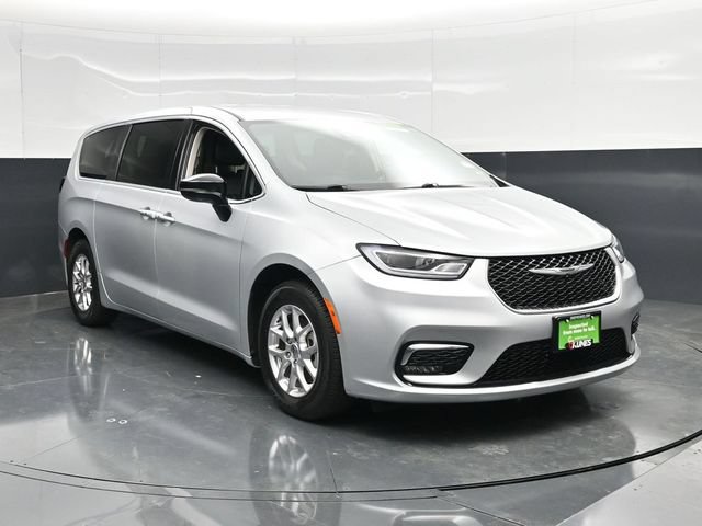 Certified 2024 Chrysler Pacifica Touring-L FWD image 6