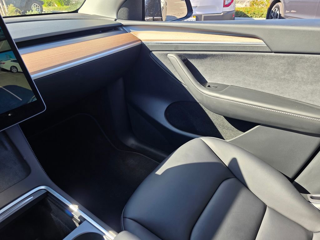 Used 2025 Tesla Model Y Performance image 32