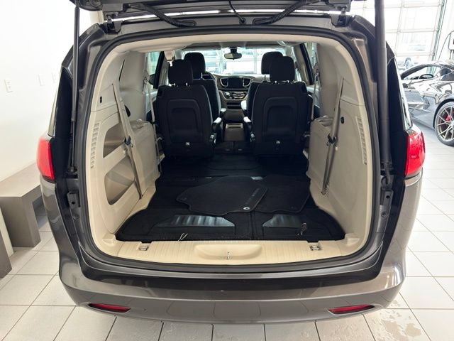 Used 2017 Chrysler Pacifica Touring FWD image 34
