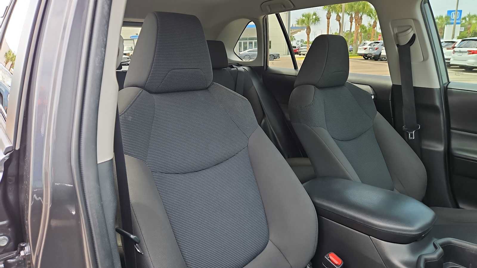 Used 2022 Toyota RAV4 LE AWD/4WD image 25