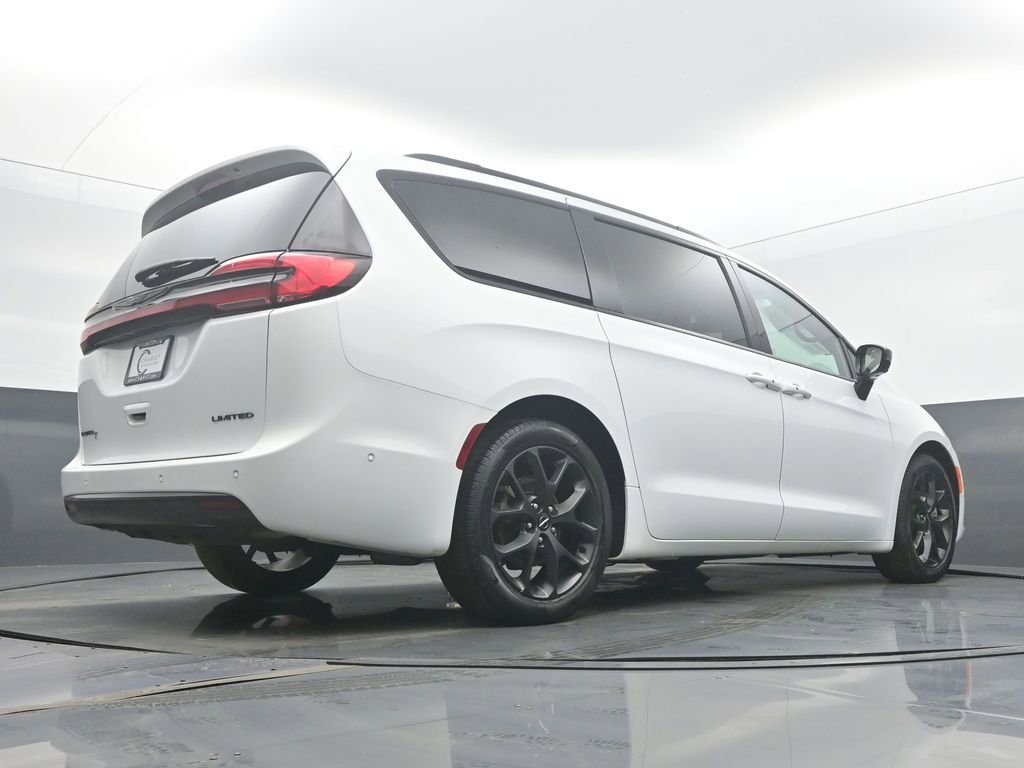 Used 2025 Chrysler Pacifica Limited image 49