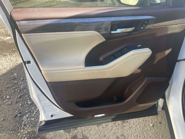 Used 2022 Toyota Highlander Limited AWD/4WD image 19