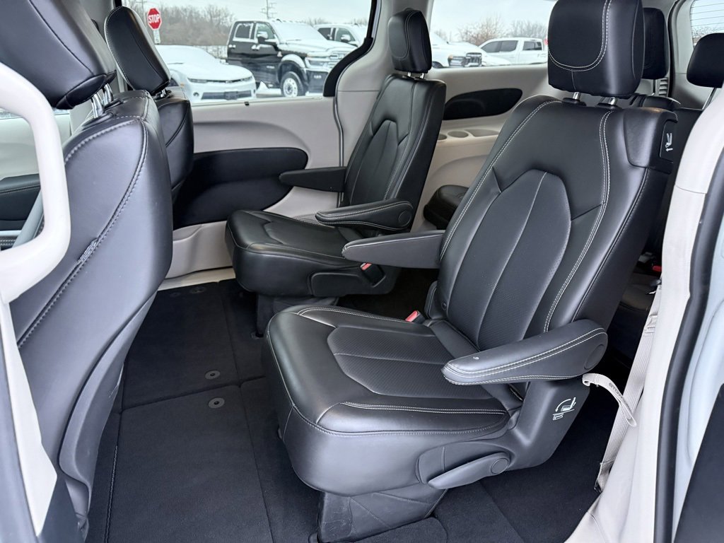 Used 2024 Chrysler Pacifica Touring-L image 18