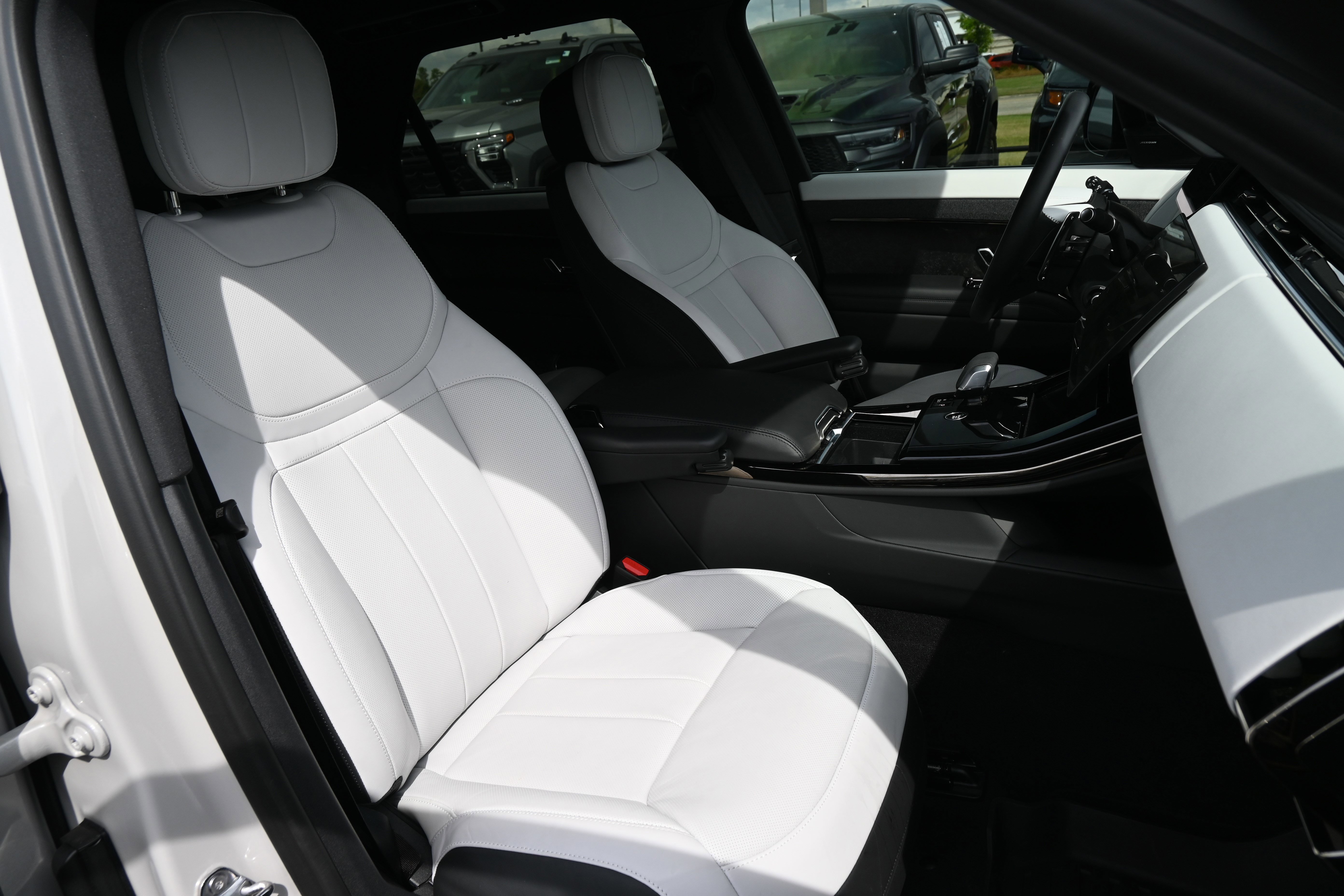 Used 2025 Land Rover Range Rover Sport Dynamic SE image 18