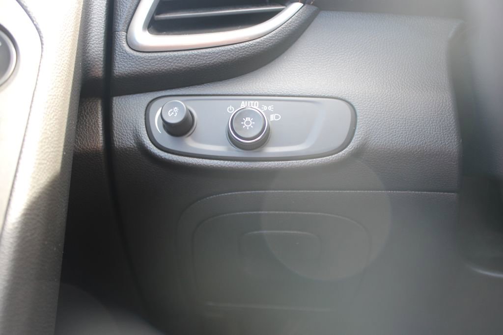 Used 2020 Chevrolet Trax LT w/ LT Convenience Package image 38