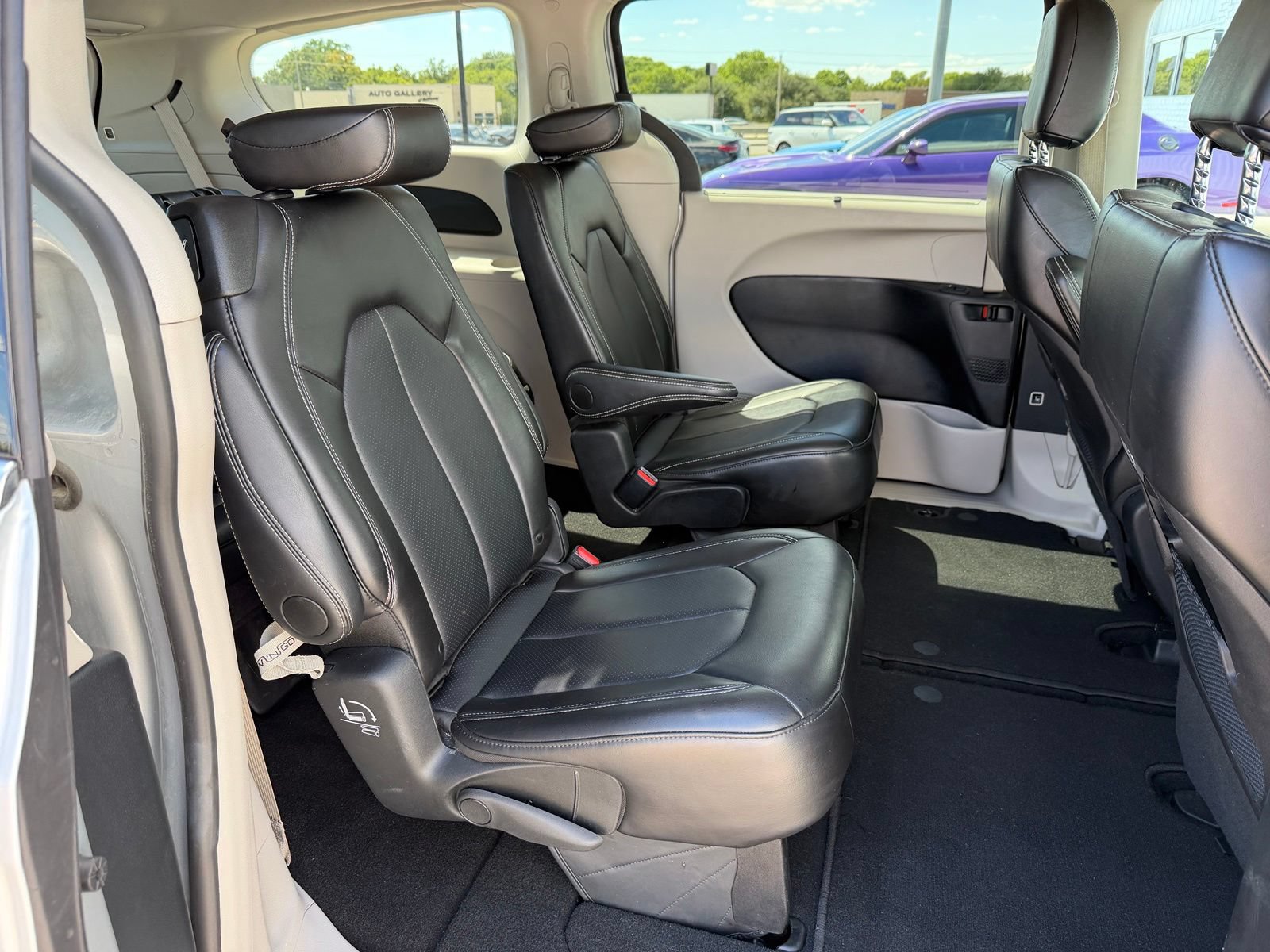 Used 2024 Chrysler Pacifica Touring-L FWD image 25