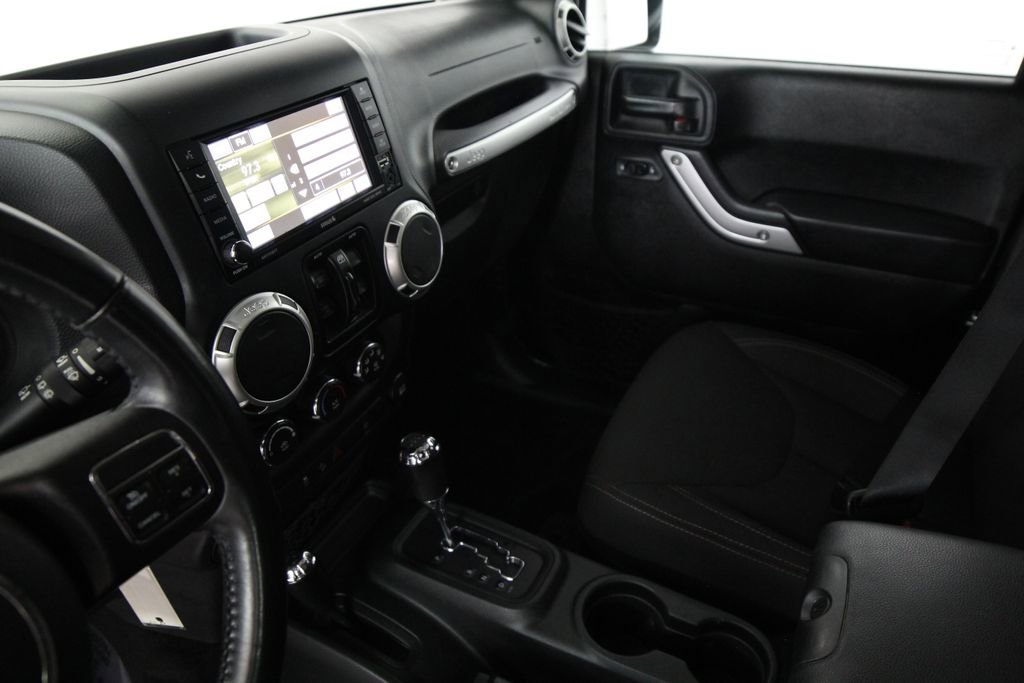 Used 2018 Jeep Wrangler Unlimited Sahara AWD/4WD image 18