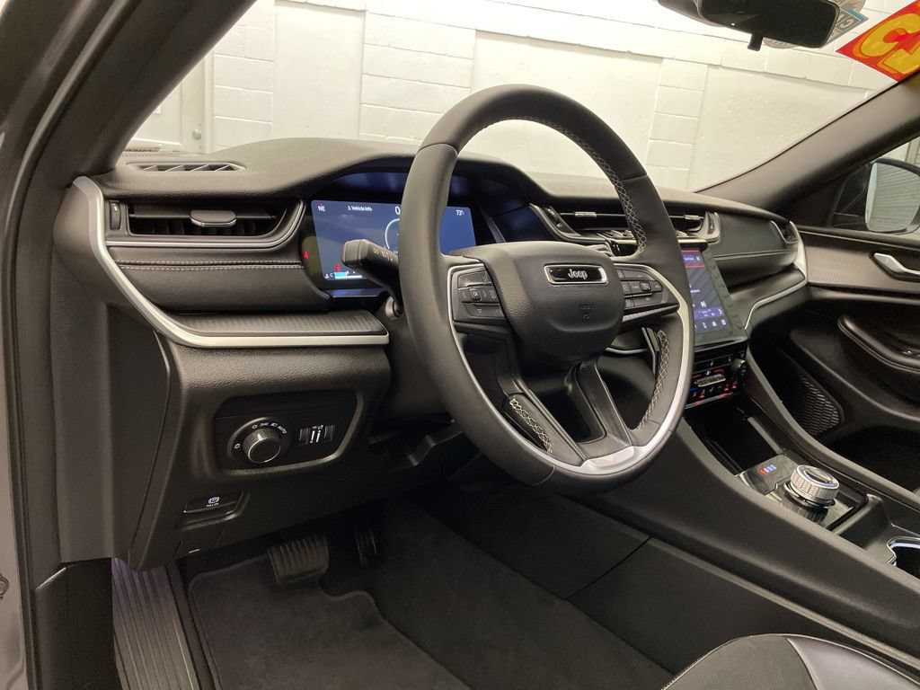 Certified 2025 Jeep Grand Cherokee L Altitude AWD/4WD image 9