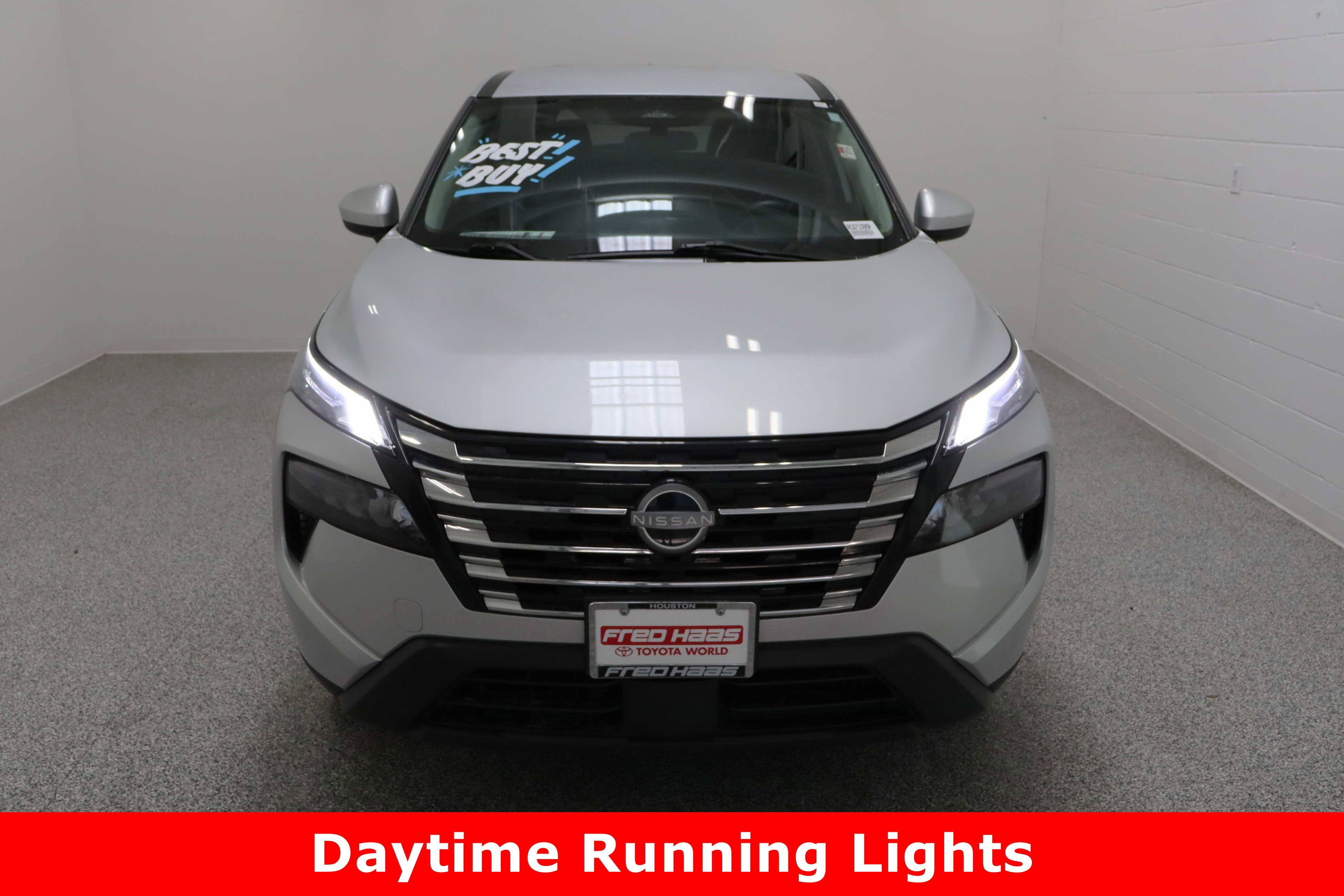 Used 2024 Nissan Rogue SV image 3